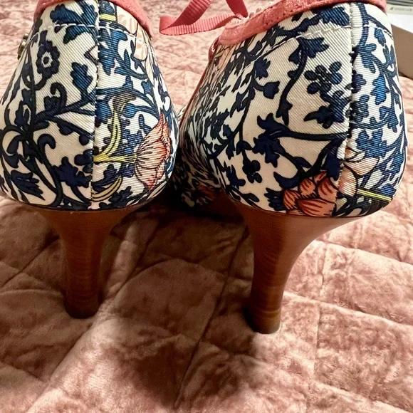 Floral Patterned Heels with Pink Accents - Picture 5 of 9